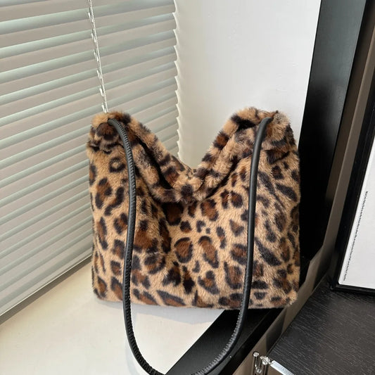 Leoparden-Fell-Schultertasche (bzw. Leoparden-Schultertasche aus Kunstfell).