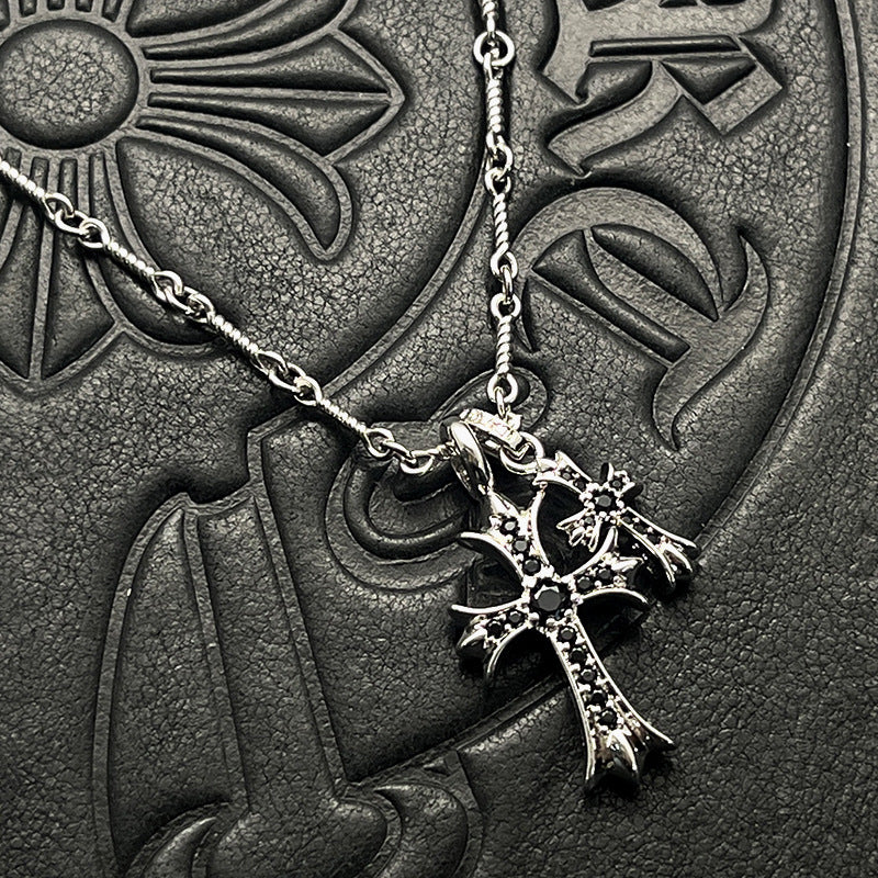 Punk-/Hip-Hop-Halskette im Thai-Silver-Look, 22K Weißgold-plattiert, mit doppeltem Kreuz und farbigen Strass-/Diamant-Optik-Steinen – Sweater Chain / Pulloverkette.