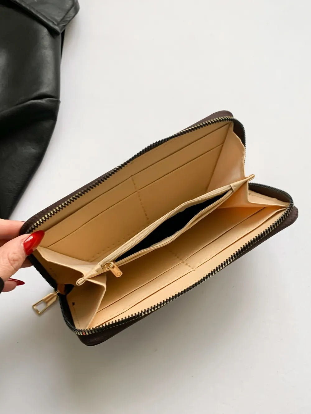 Einfarbige Geldbörse aus PU-Leder.