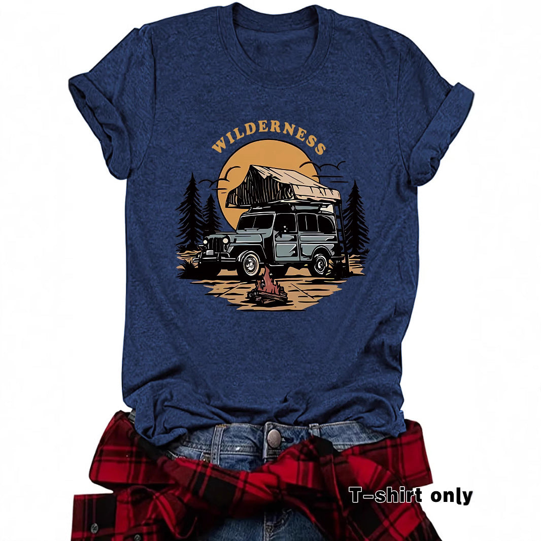 Kurzarm-T-Shirt „WILDERNESS“ – Camping & Fahrzeug-Motiv