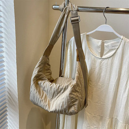 Plissierte Dumpling-Crossbody-Tasche (plissierte Umhängetasche im „Dumpling“-Design).