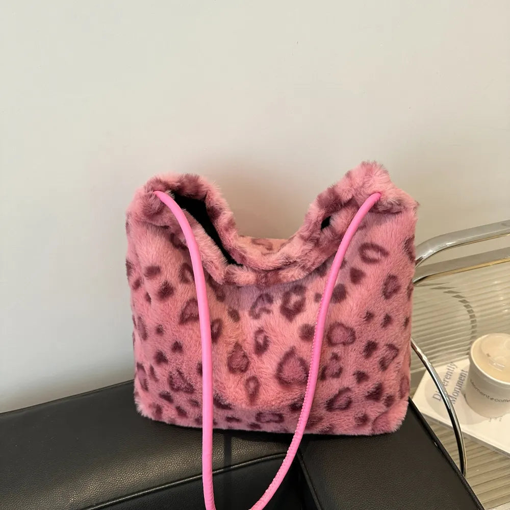 Leoparden-Fell-Schultertasche (bzw. Leoparden-Schultertasche aus Kunstfell).