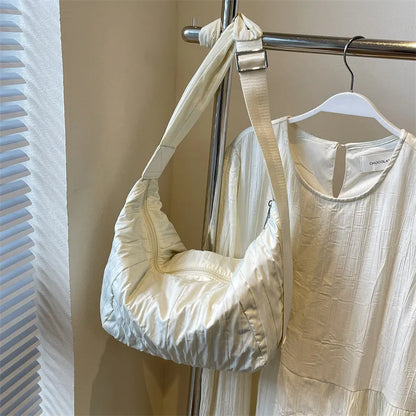 Plissierte Dumpling-Crossbody-Tasche (plissierte Umhängetasche im „Dumpling“-Design).