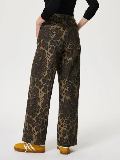 Neue Straight-Leg-Jeans im Retro-Leopardenmuster