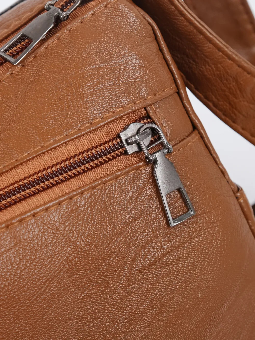Crossbody-/Umhängetasche mit mehreren Fächern.