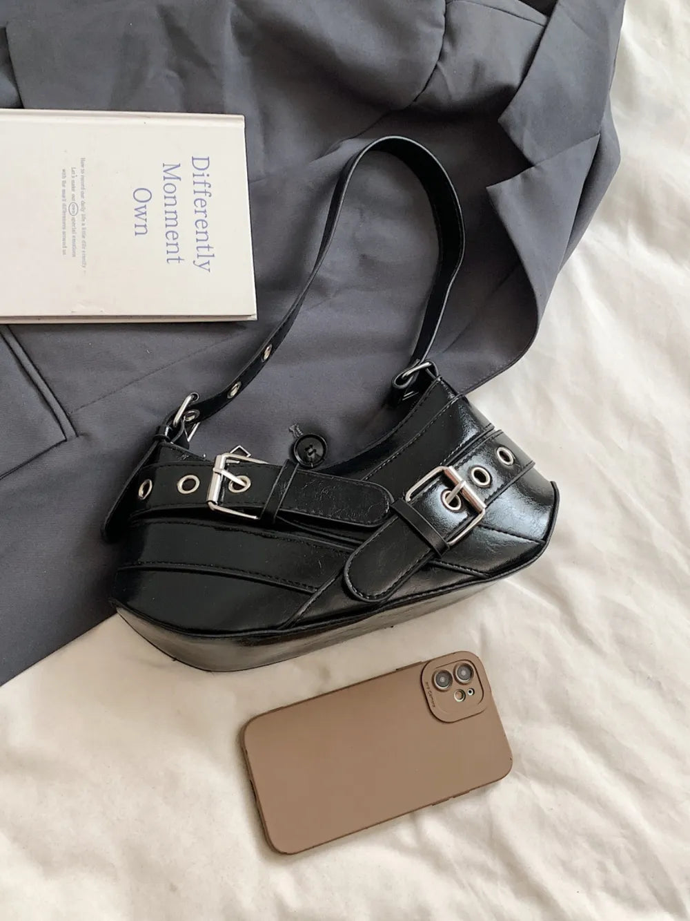 Schultertasche aus PU-Leder mit Schnalle.