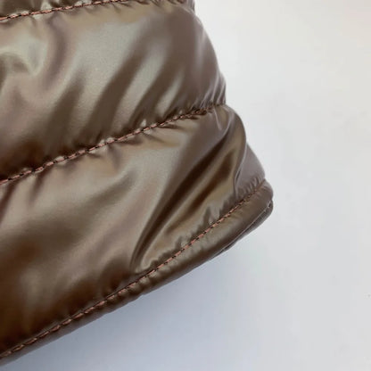 Crossbody-/Umhängetasche aus PU-Leder mit abnehmbarem Schulterriemen.