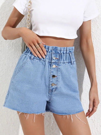 Modische High-Waist-Denim-Shorts – locker geschnitten und figurbetont, mit fransigem Saum