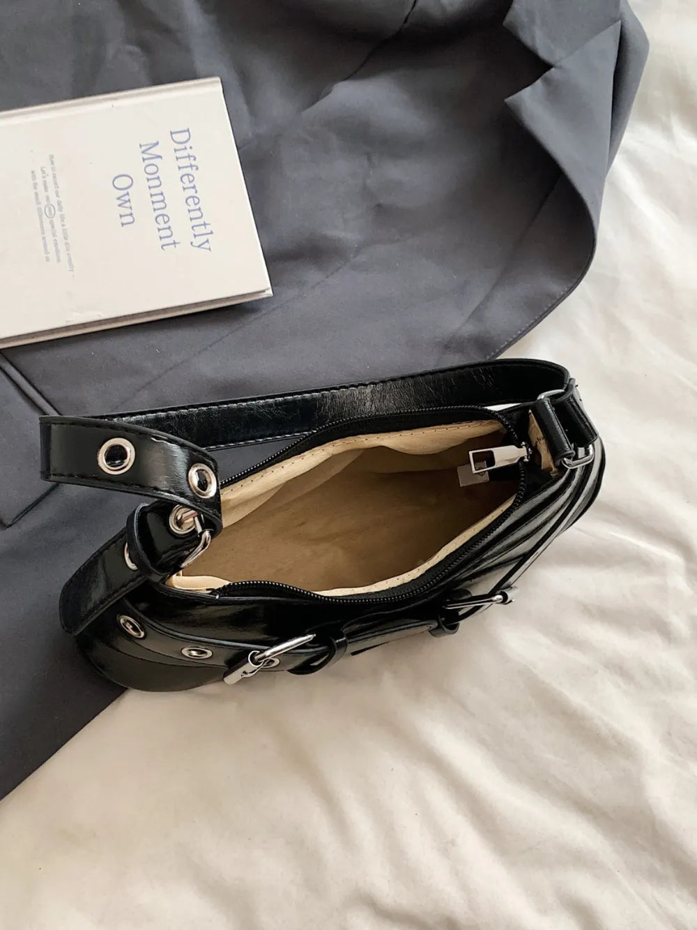 Schultertasche aus PU-Leder mit Schnalle.