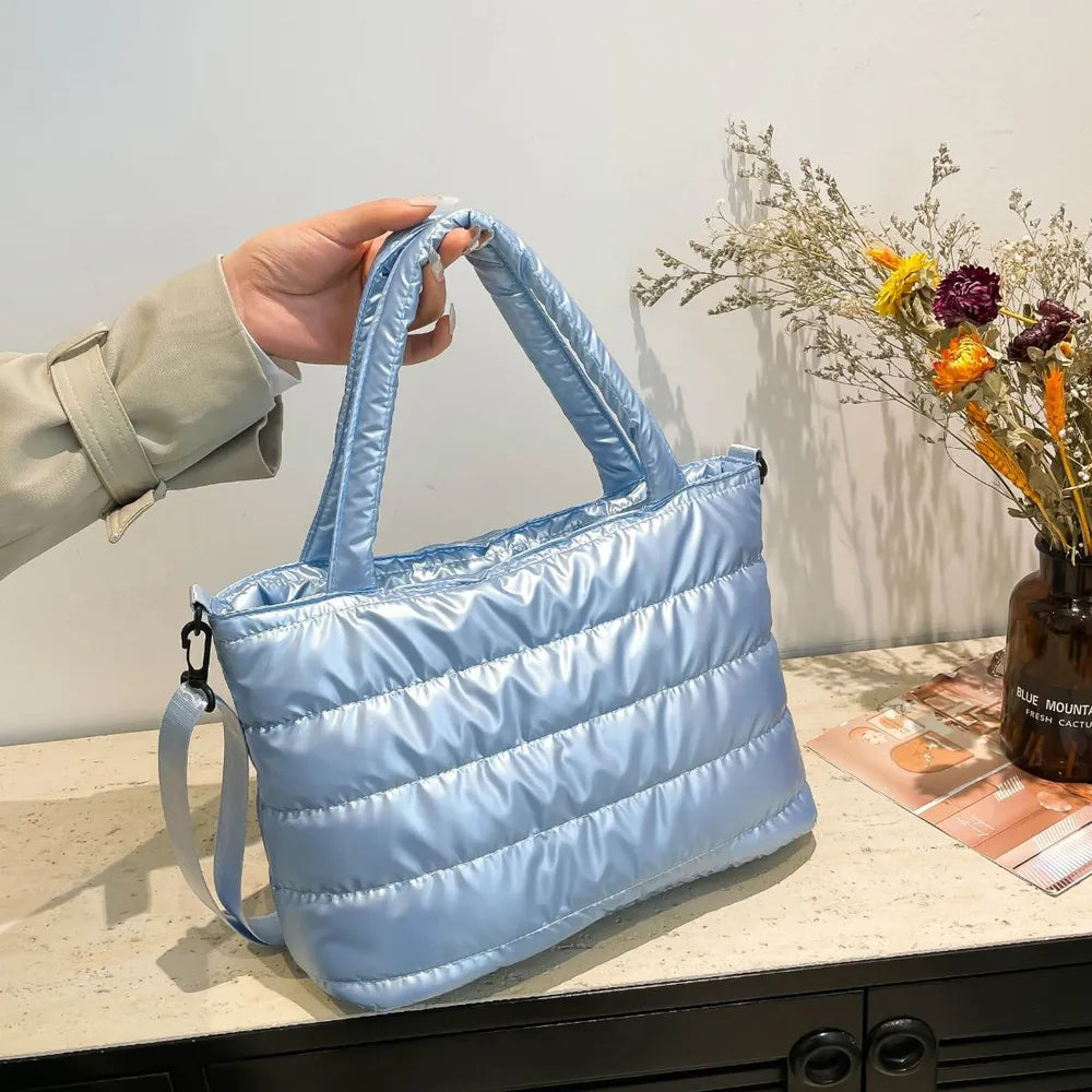 Crossbody-/Umhängetasche aus PU-Leder mit abnehmbarem Schulterriemen.