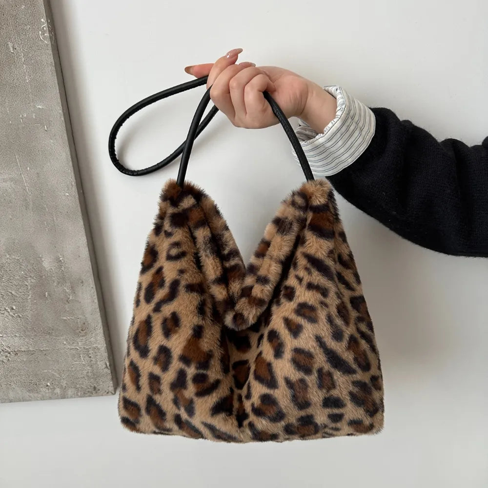 Leoparden-Fell-Schultertasche (bzw. Leoparden-Schultertasche aus Kunstfell).