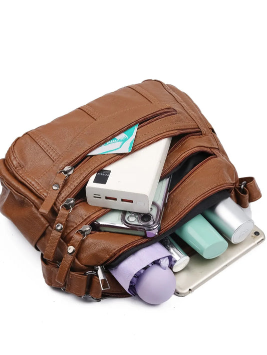 Crossbody-/Umhängetasche mit mehreren Fächern.