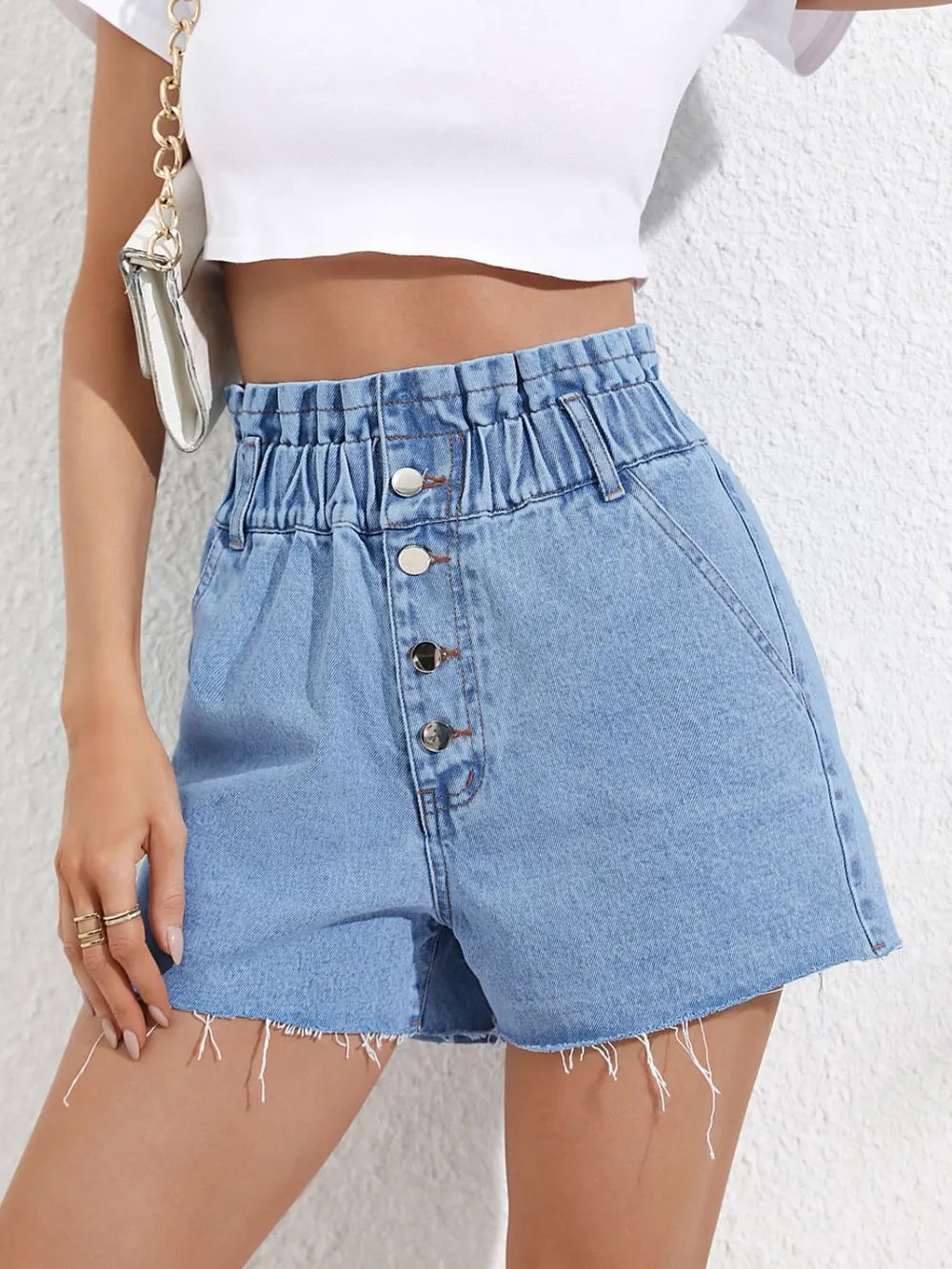 Modische High-Waist-Denim-Shorts – locker geschnitten und figurbetont, mit fransigem Saum