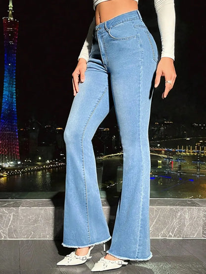 Bootcut-Jeans mit offenem Saum und Taschen