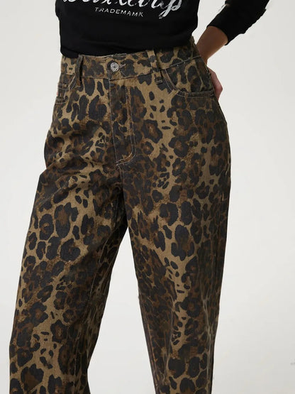 Neue Straight-Leg-Jeans im Retro-Leopardenmuster