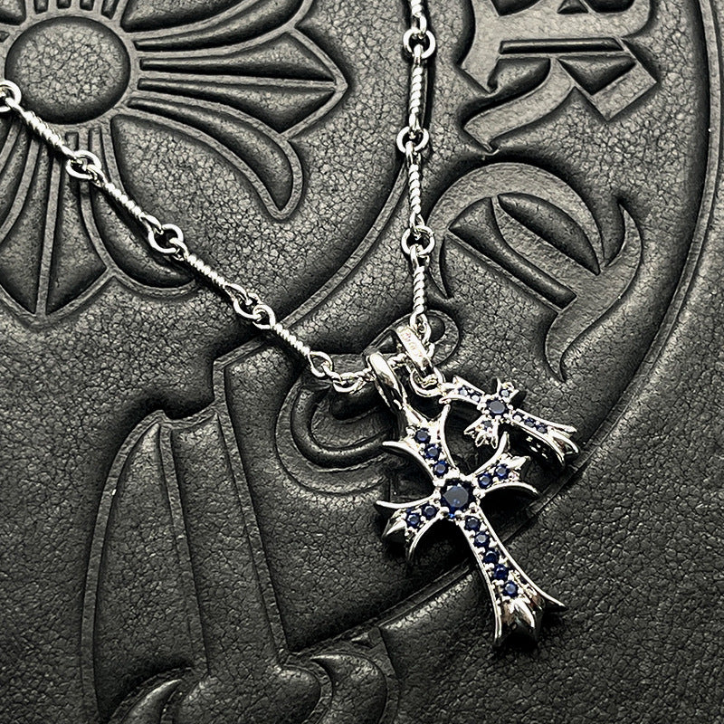 Punk-/Hip-Hop-Halskette im Thai-Silver-Look, 22K Weißgold-plattiert, mit doppeltem Kreuz und farbigen Strass-/Diamant-Optik-Steinen – Sweater Chain / Pulloverkette.