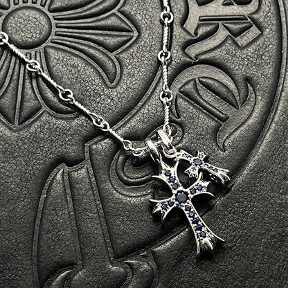 Punk-/Hip-Hop-Halskette im Thai-Silver-Look, 22K Weißgold-plattiert, mit doppeltem Kreuz und farbigen Strass-/Diamant-Optik-Steinen – Sweater Chain / Pulloverkette.