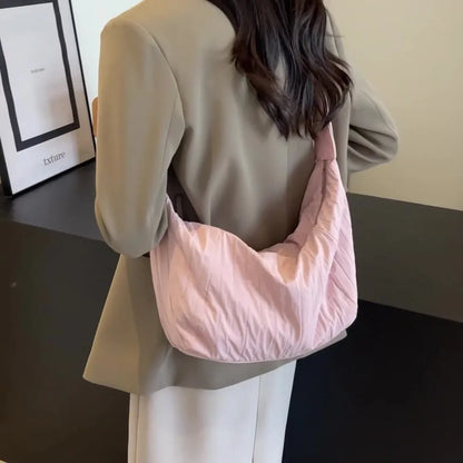 Plissierte Dumpling-Crossbody-Tasche (plissierte Umhängetasche im „Dumpling“-Design).