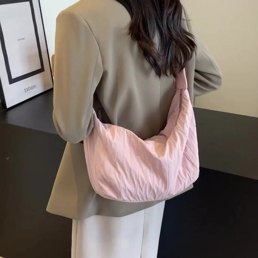 Plissierte Dumpling-Crossbody-Tasche (plissierte Umhängetasche im „Dumpling“-Design).