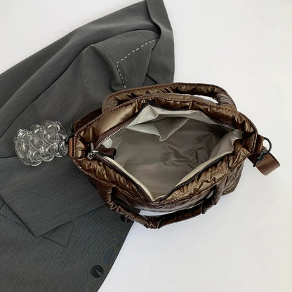 Crossbody-/Umhängetasche aus PU-Leder mit abnehmbarem Schulterriemen.