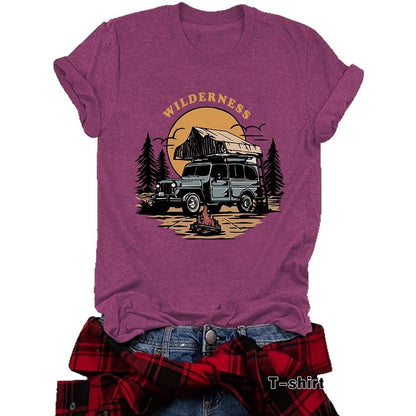 Kurzarm-T-Shirt „WILDERNESS“ – Camping & Fahrzeug-Motiv