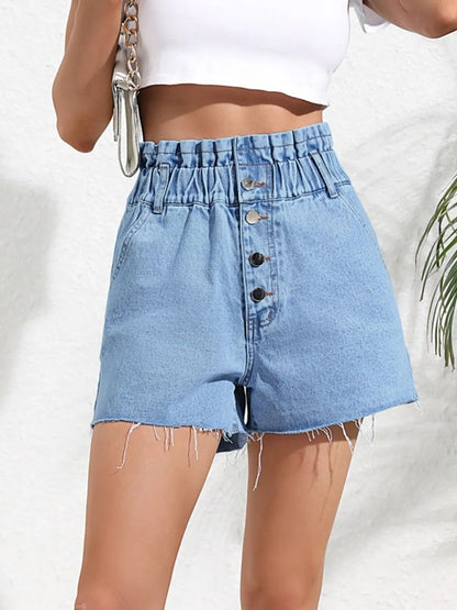 Modische High-Waist-Denim-Shorts – locker geschnitten und figurbetont, mit fransigem Saum
