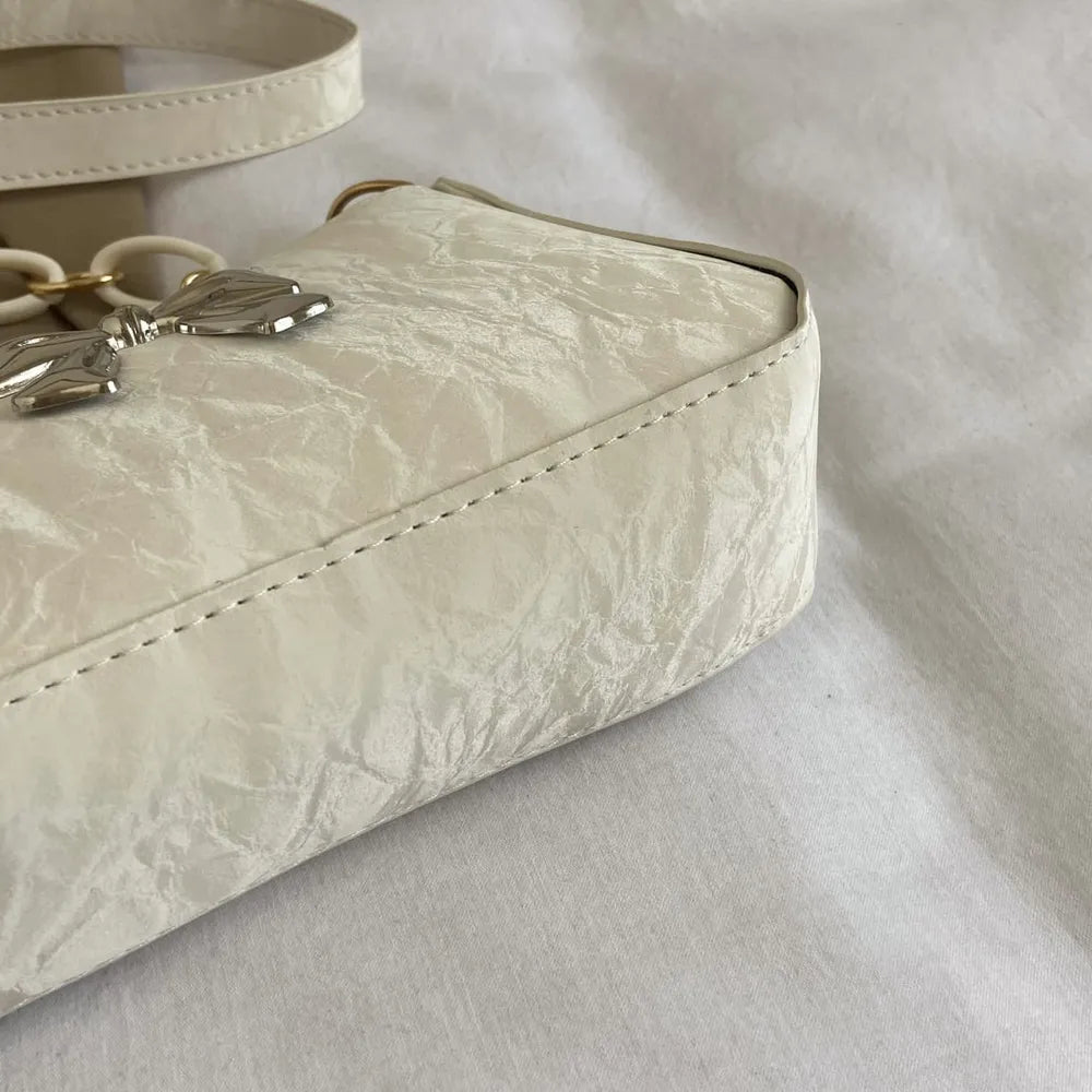 PU-Leder-Schultertasche mit Schleife (auch möglich: Schultertasche aus PU-Leder mit Schleifendetail).