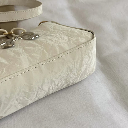 PU-Leder-Schultertasche mit Schleife (auch möglich: Schultertasche aus PU-Leder mit Schleifendetail).