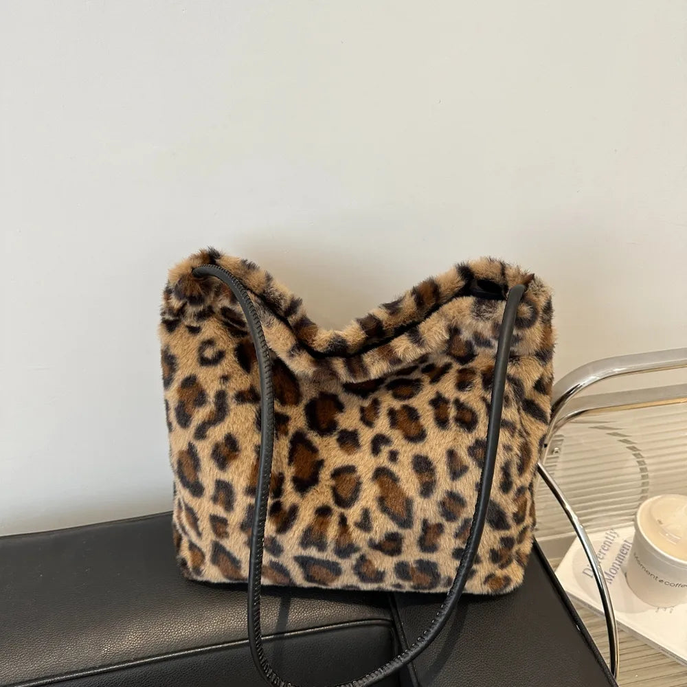 Leoparden-Fell-Schultertasche (bzw. Leoparden-Schultertasche aus Kunstfell).