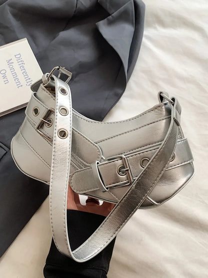 Schultertasche aus PU-Leder mit Schnalle.