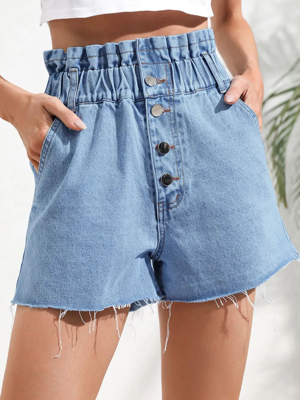 Modische High-Waist-Denim-Shorts – locker geschnitten und figurbetont, mit fransigem Saum