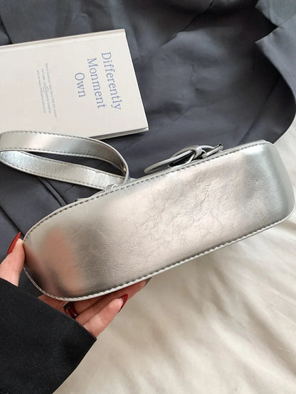 Schultertasche aus PU-Leder mit Schnalle.