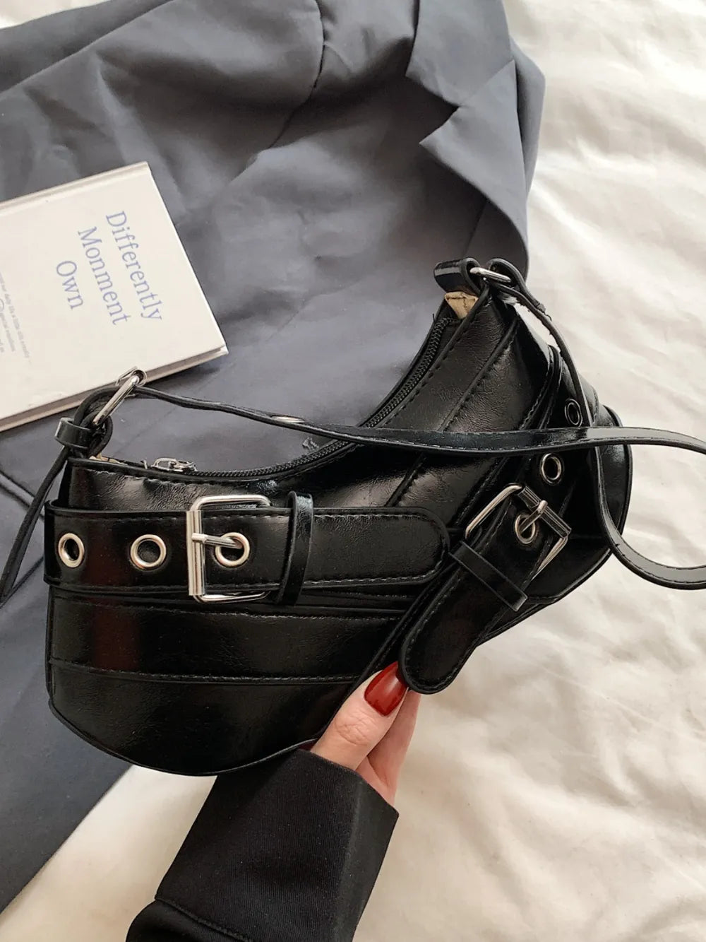 Schultertasche aus PU-Leder mit Schnalle.