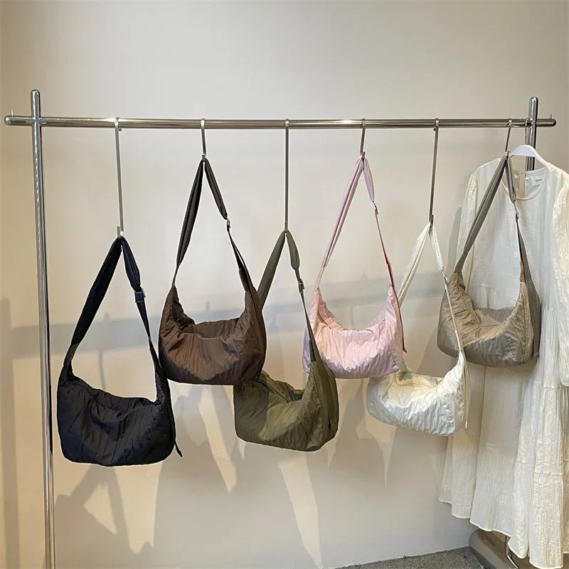 Plissierte Dumpling-Crossbody-Tasche (plissierte Umhängetasche im „Dumpling“-Design).