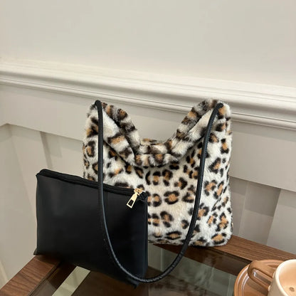 Leoparden-Fell-Schultertasche (bzw. Leoparden-Schultertasche aus Kunstfell).
