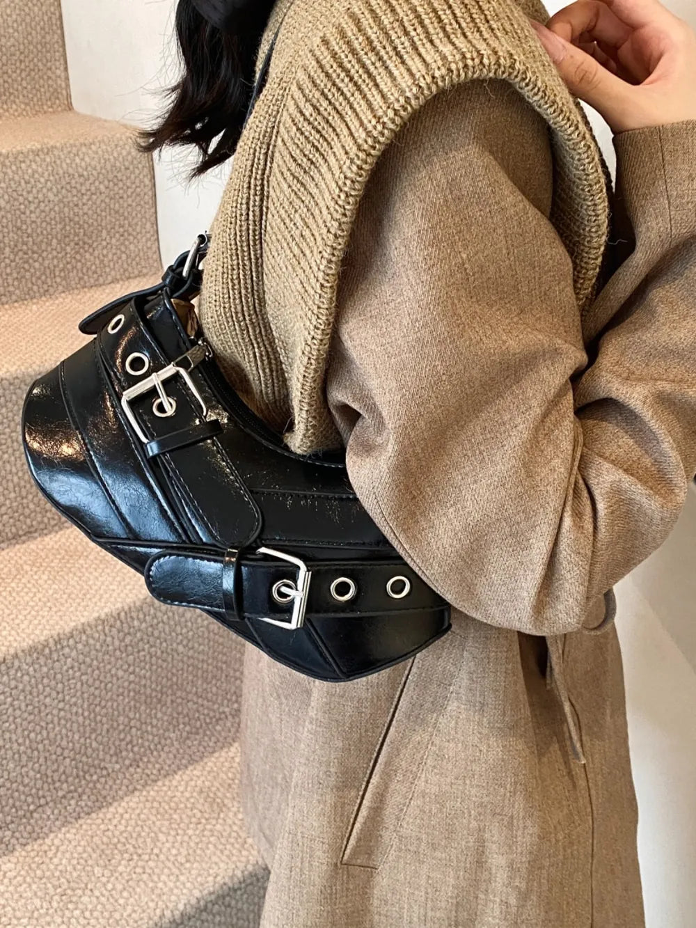 Schultertasche aus PU-Leder mit Schnalle.