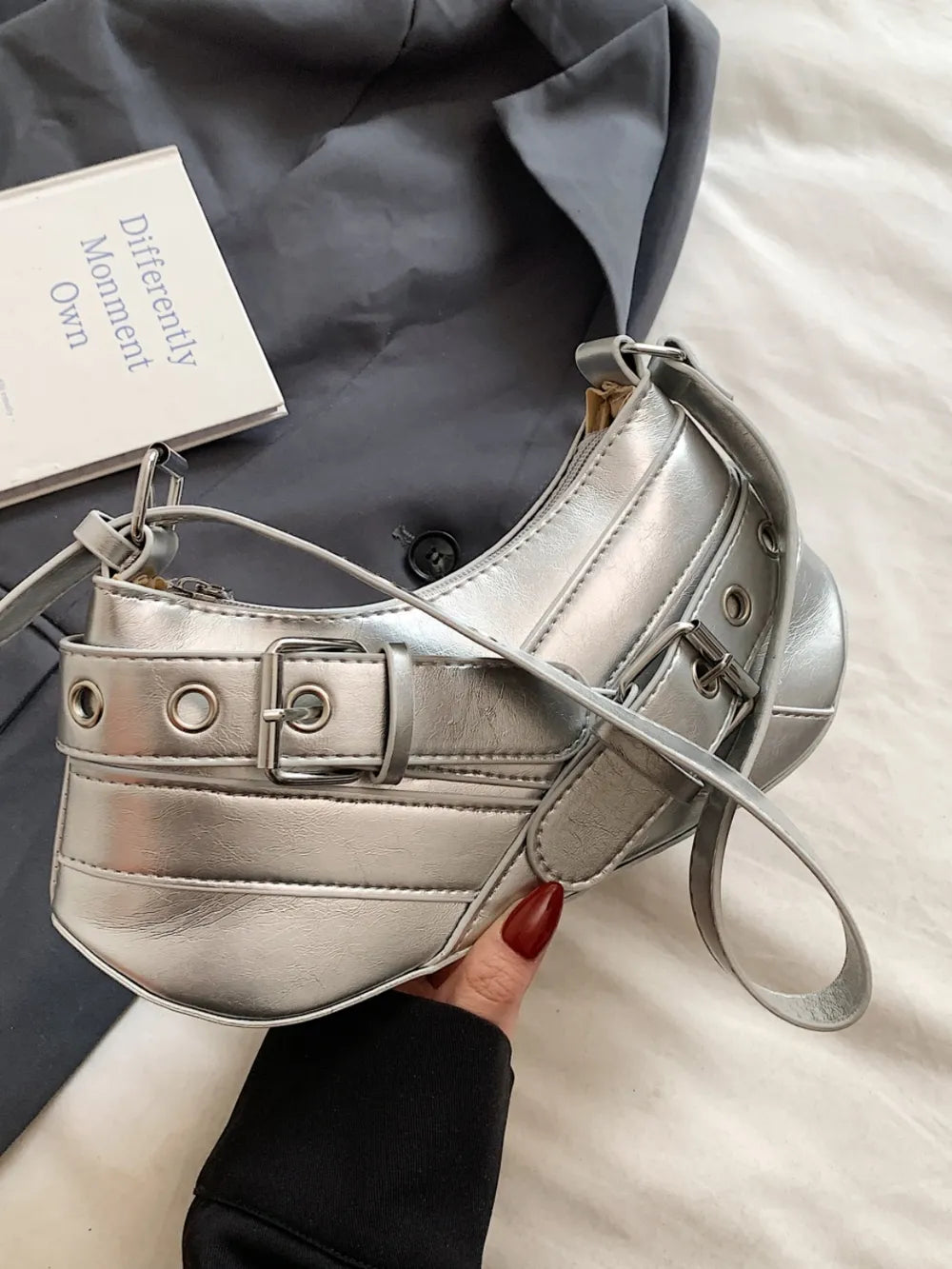 Schultertasche aus PU-Leder mit Schnalle.