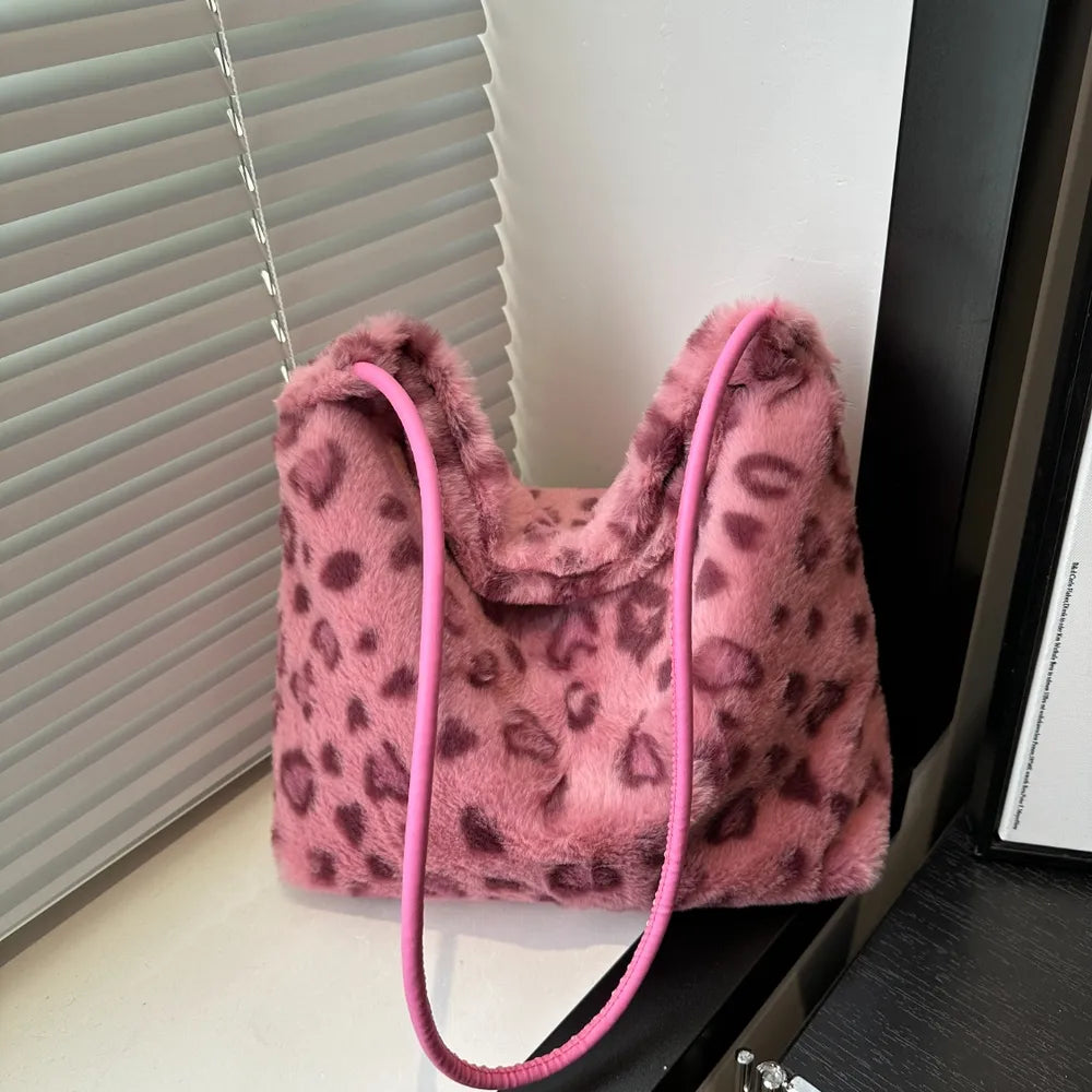 Leoparden-Fell-Schultertasche (bzw. Leoparden-Schultertasche aus Kunstfell).