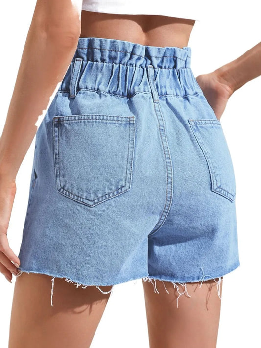 Modische High-Waist-Denim-Shorts – locker geschnitten und figurbetont, mit fransigem Saum