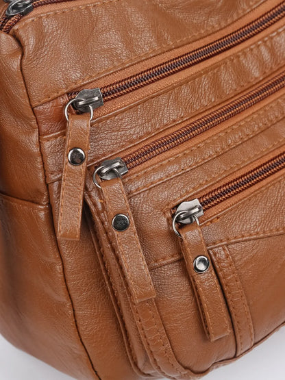 Crossbody-/Umhängetasche mit mehreren Fächern.