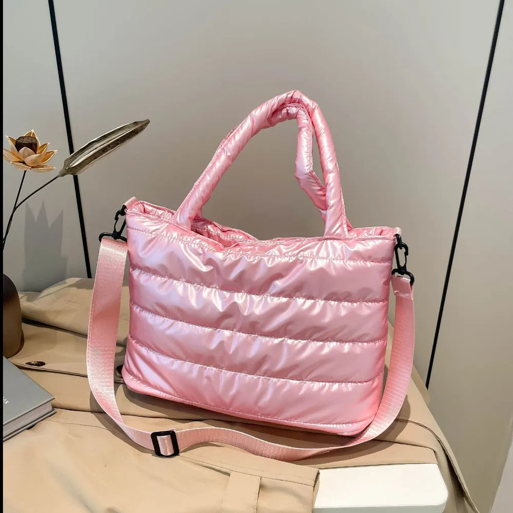 Crossbody-/Umhängetasche aus PU-Leder mit abnehmbarem Schulterriemen.