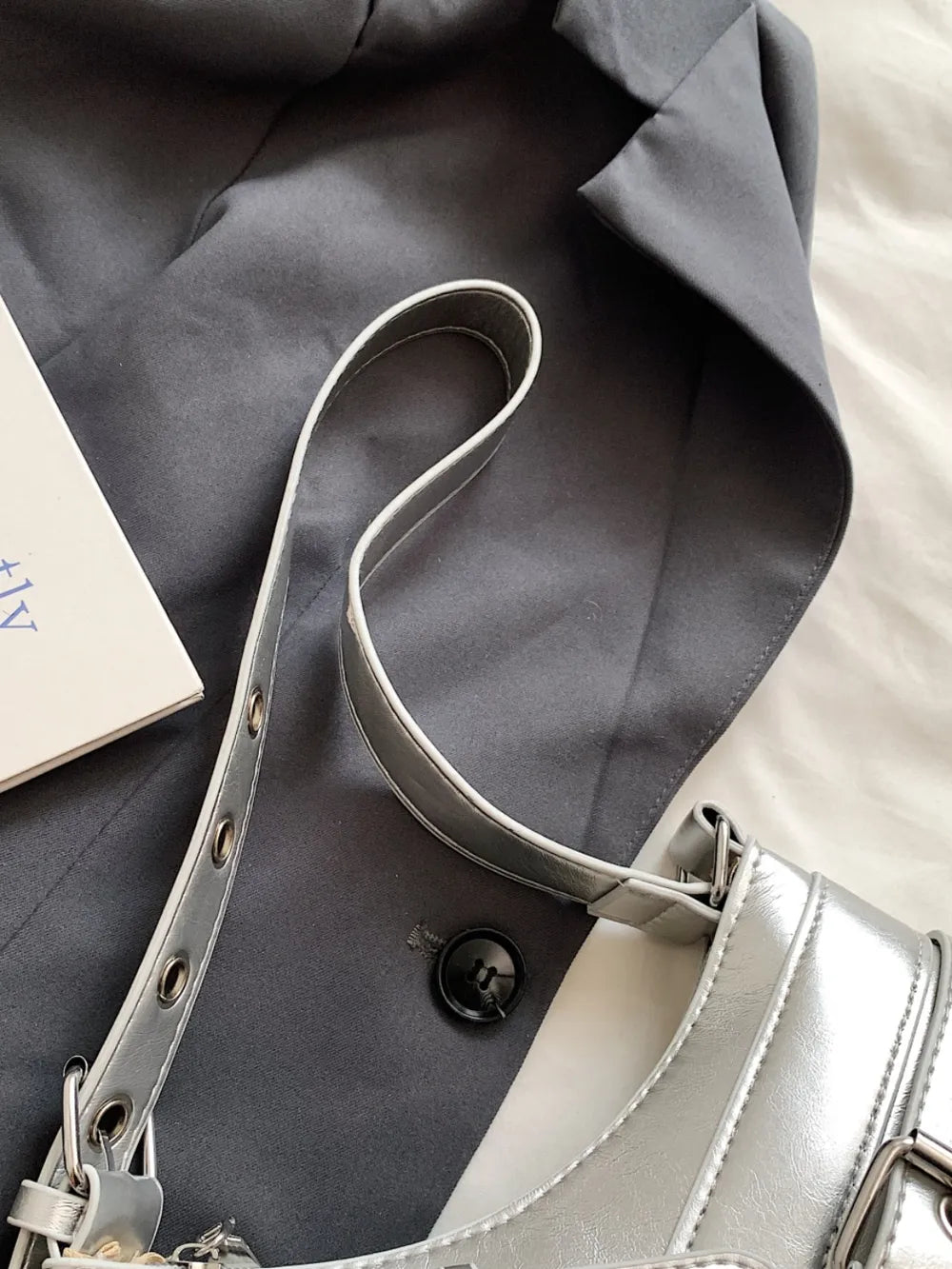 Schultertasche aus PU-Leder mit Schnalle.