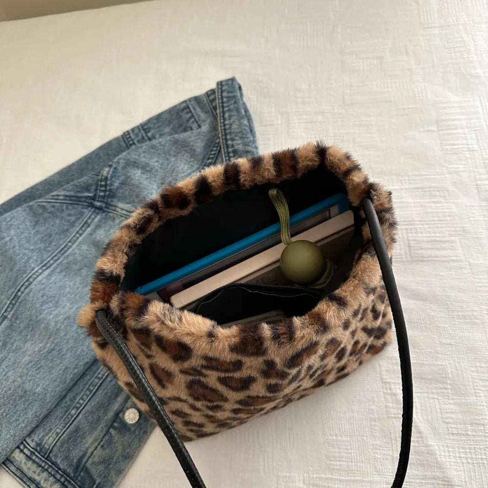 Leoparden-Fell-Schultertasche (bzw. Leoparden-Schultertasche aus Kunstfell).
