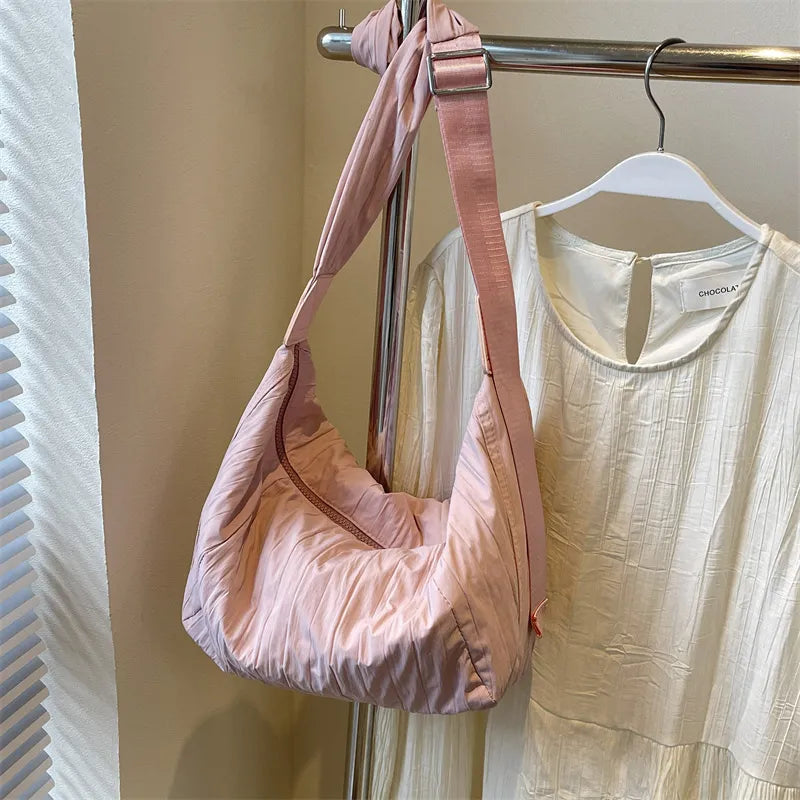 Plissierte Dumpling-Crossbody-Tasche (plissierte Umhängetasche im „Dumpling“-Design).