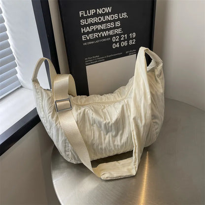 Plissierte Dumpling-Crossbody-Tasche (plissierte Umhängetasche im „Dumpling“-Design).