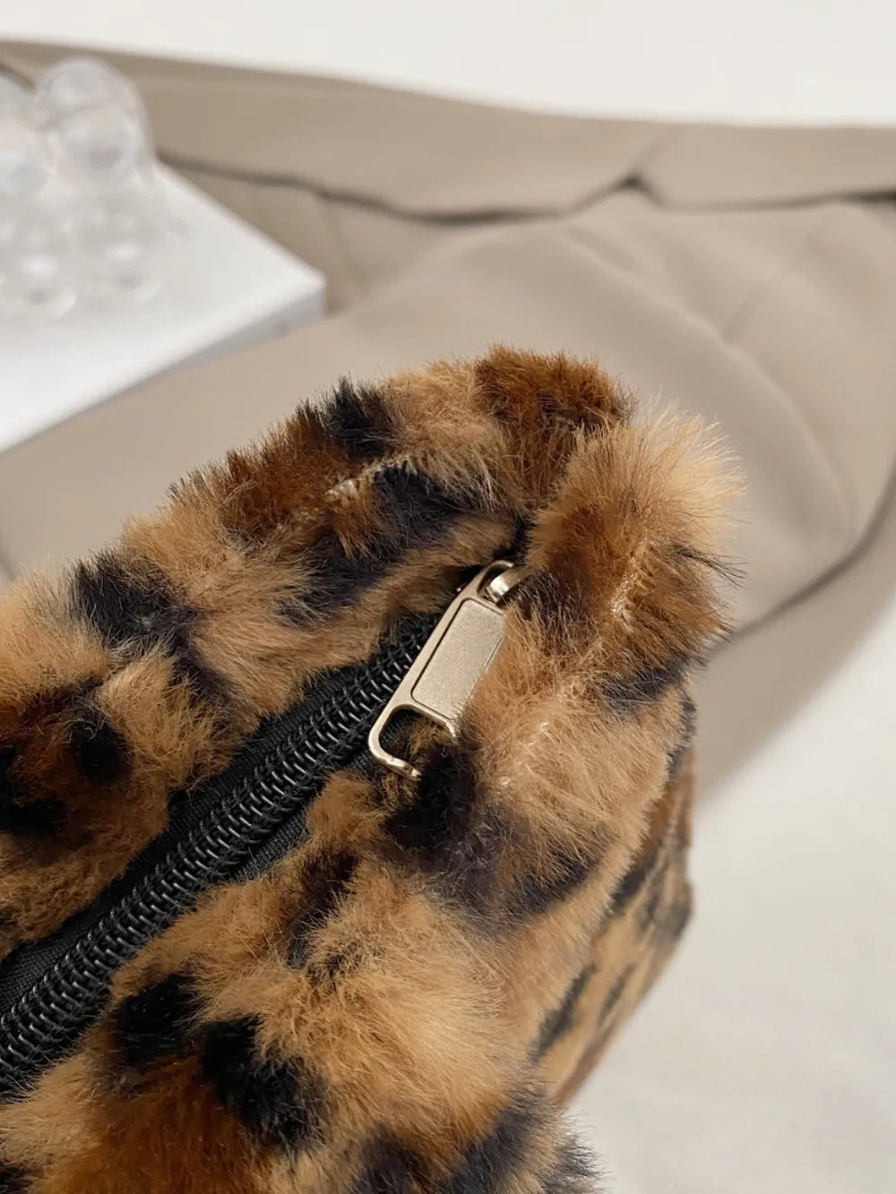 Leoparden-Fluff Handtasche mit Reißverschluss