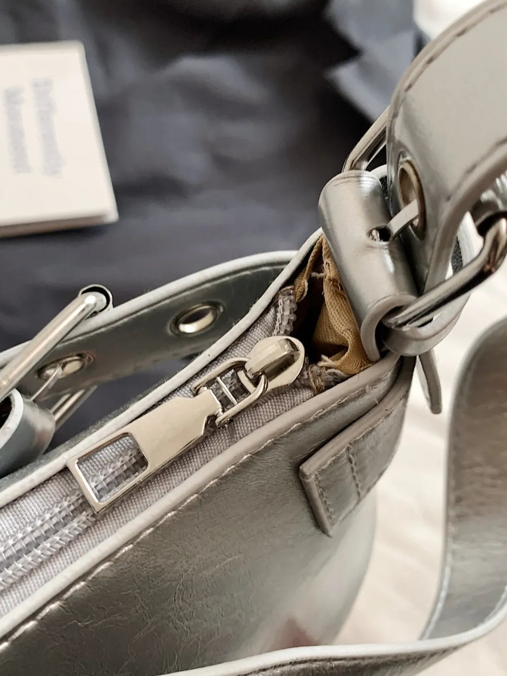 Schultertasche aus PU-Leder mit Schnalle.