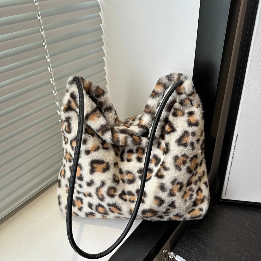 Leoparden-Fell-Schultertasche (bzw. Leoparden-Schultertasche aus Kunstfell).