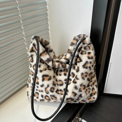 Leoparden-Fell-Schultertasche (bzw. Leoparden-Schultertasche aus Kunstfell).