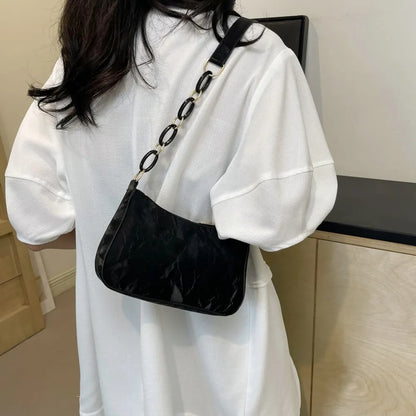 PU-Leder-Schultertasche mit Schleife (auch möglich: Schultertasche aus PU-Leder mit Schleifendetail).